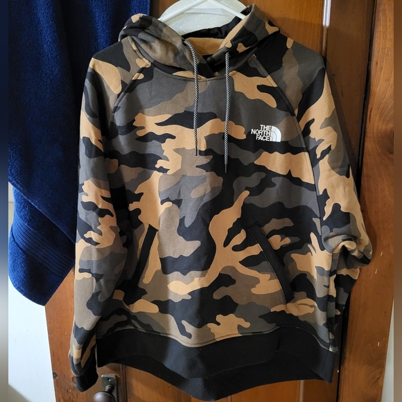 The north face camo hoodie, women's